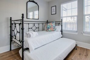 3 bedrooms, desk, iron/ironing board, WiFi