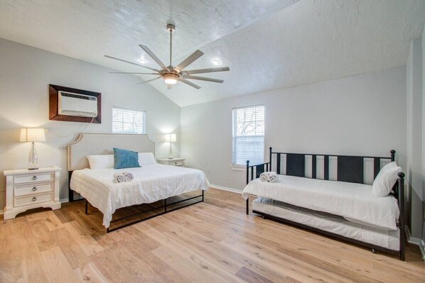 3 soveværelser, skrivebord, strygejern/strygebræt, Wi-Fi