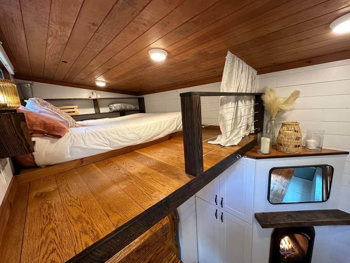 2 bedrooms, desk, bed sheets