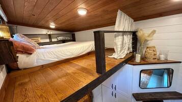 2 bedrooms, desk, bed sheets