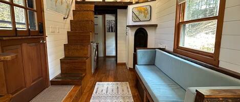 Älytelevisio, takka, kirjoja