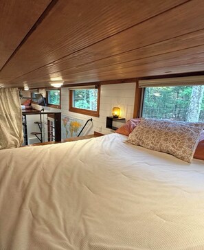 3 bedrooms, desk, bed sheets
