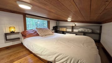 3 bedrooms, desk, bed sheets