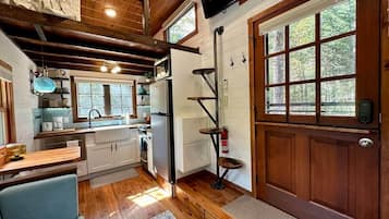 Geladeira, micro-ondas, fogão, cooktop
