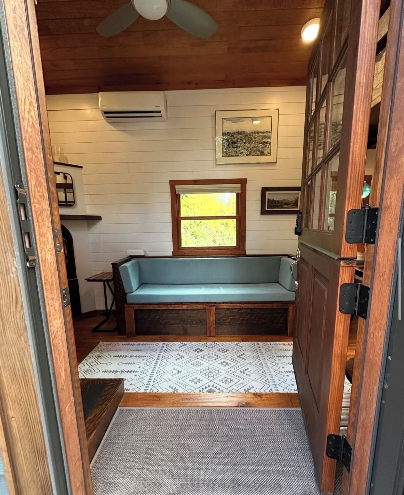 智能電視、壁爐、書籍