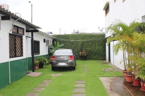 Property grounds - Nice Private Room in Ciudadela Las Garzas, central and secure, Guayaquil (Guayaquil)