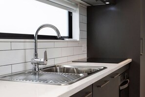 Fridge, microwave, oven, stovetop - Luxury Sunny Warm CBD At Doorstep. (Christchurch)