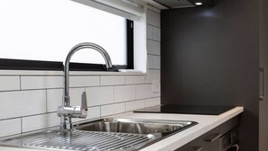Cafetera y tetera, refrigerador, microondas y horno 