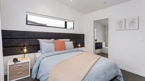 1 habitación, escritorio, tabla de planchar con plancha y wifi 