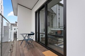 Outdoor dining - Luxury Sunny Warm CBD At Doorstep. (Christchurch)