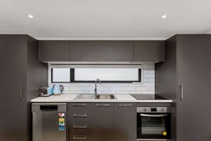 Frigorífico, microondas, horno y placa de cocina