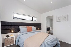 1 bedroom, desk, iron/ironing board, WiFi - Luxury Sunny Warm CBD At Doorstep. (Christchurch)