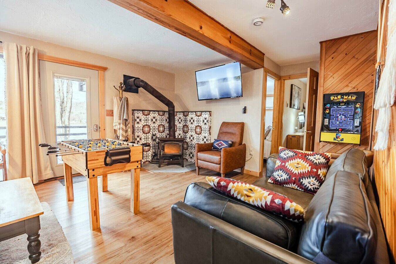 Smart TV, fireplace