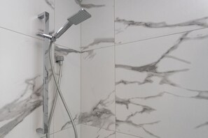 Secadora de cabello, toallas, jabón, shampoo 