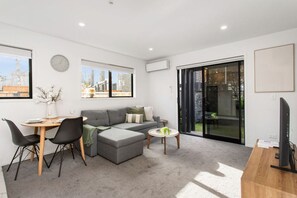 TV - Brand New Opposite Hagley Park Close CBD Hospital (Christchurch)