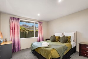 4 habitaciones, escritorio, tabla de planchar con plancha y wifi 