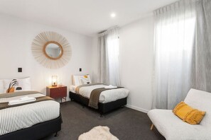 2 soverom, skrivebord, strykejern/-brett og wi-fi