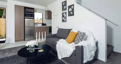 Chic City Living 1 bdrm Sunny Warm Close CBD