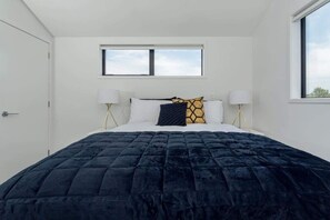 1 Schlafzimmer, Schreibtisch, Bügeleisen/Bügelbrett, Reisekinderbett