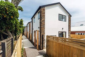 Exterior - Chic City Living 1 bdrm Sunny Warm Close CBD (Christchurch)