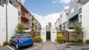 Property grounds - Handy CBD Covered Free Parking Gym 2 Bdrm (Christchurch)