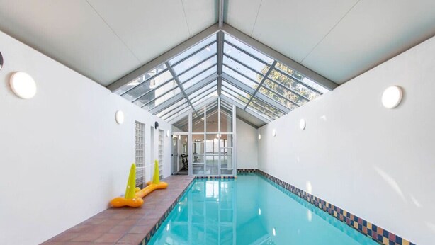 Pool - Handy CBD Covered Free Parking Gym 2 Bdrm (Christchurch)