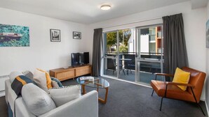 TV - Handy CBD Covered Free Parking Gym 2 Bdrm (Christchurch)