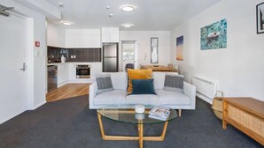 TV - Handy CBD Covered Free Parking Gym 2 Bdrm (Christchurch)