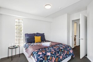 2 habitaciones, escritorio, tabla de planchar con plancha y wifi 