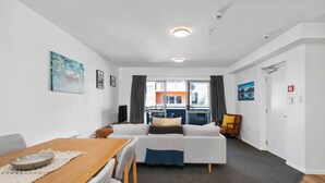 TV - Handy CBD Covered Free Parking Gym 2 Bdrm (Christchurch)