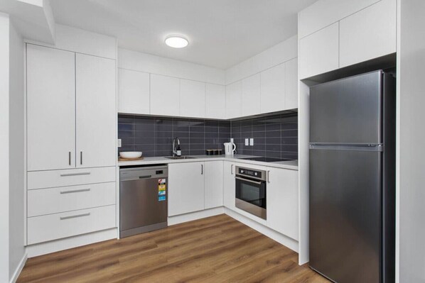 Frigorífico, microondas, horno y placa de cocina