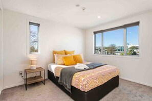 2 室のベッドルーム、デスク、アイロン / アイロン台、WiFi