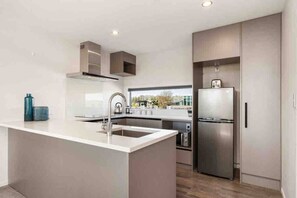 Frigorífico, cafetera o tetera y utensilios de cocina