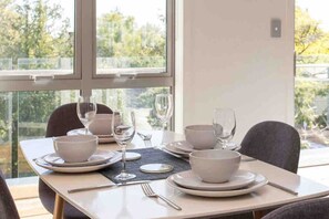 Dining - Walking Distance CBD 2 Bdrms Secure Park (Christchurch)
