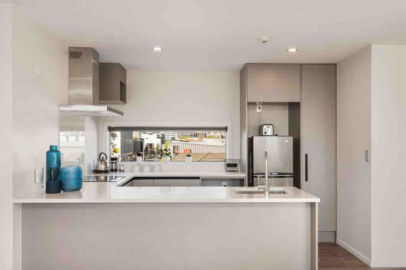 Kühlschrank, Wasserkocher mit Kaffee-/Teezubehör