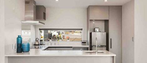 Kühlschrank, Wasserkocher mit Kaffee-/Teezubehör