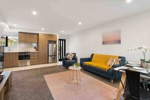 TV - Light & Spacious 2Bdrm Townhouse Off Street Park (Christchurch)