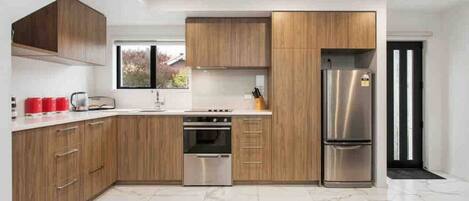 Kjøleskap, mikrobølgeovn, ovn og kokeplater