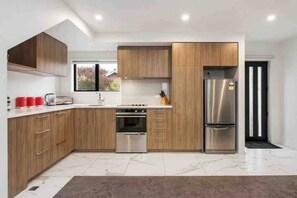 Fridge, microwave, oven, stovetop - Light & Spacious 2Bdrm Townhouse Off Street Park (Christchurch)
