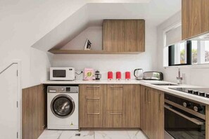 Fridge, microwave, oven, stovetop - Light & Spacious 2Bdrm Townhouse Off Street Park (Christchurch)