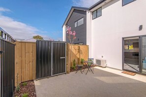 Terrace/patio - Light & Spacious 2Bdrm Townhouse Off Street Park (Christchurch)