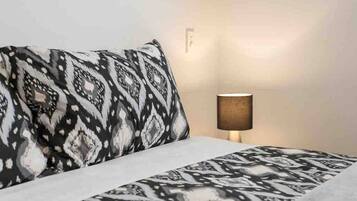 2 bedrooms, desk, iron/ironing board, WiFi