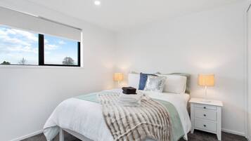 2 bedrooms, desk, iron/ironing board, WiFi