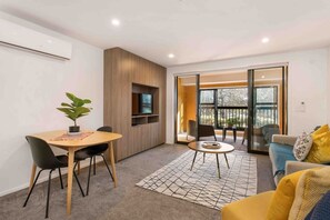 TV - Parkside Retreat Near Hospital Inside 4 Avenues . (Christchurch)