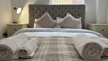 2 habitaciones, escritorio y tabla de planchar con plancha