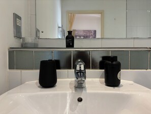 Doccia, asciugamani, shampoo, carta igienica