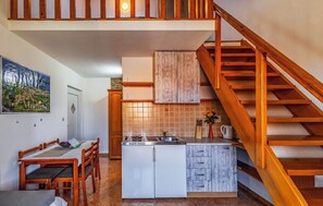 Refrigerador, parrilla de estufa, cafetera y tetera y tetera eléctrica 