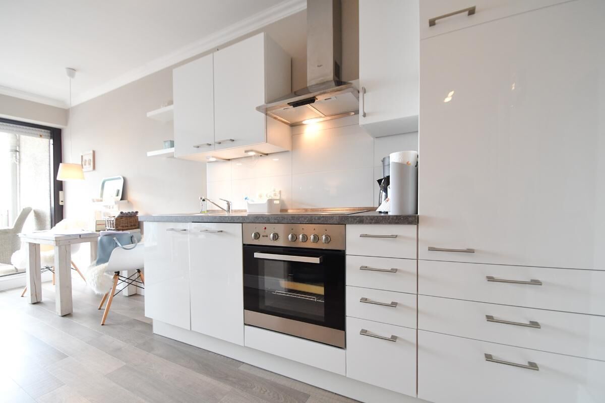 Een koelkast, een oven, een kookplaat, een vaatwasser