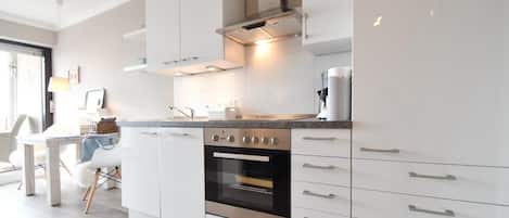 Een koelkast, een oven, een kookplaat, een vaatwasser