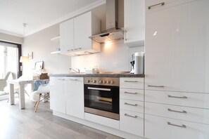 Jääkaappi, uuni, liesi, astianpesukone